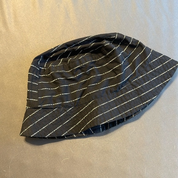 Burberry bucket hat size L - Picture 1 of 5
